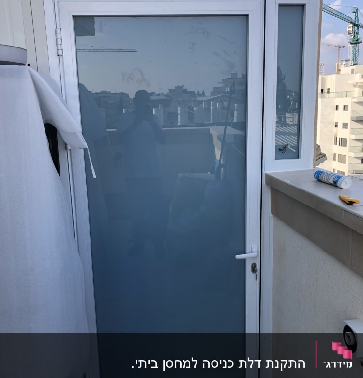 דלת אלומיניום עם זכוכית חלבית במרפסת